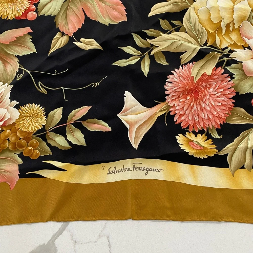 Ferragamo vintage scarf - Picture 3 of 7